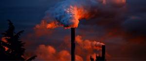 Fumées sortant de cheminées d'usines