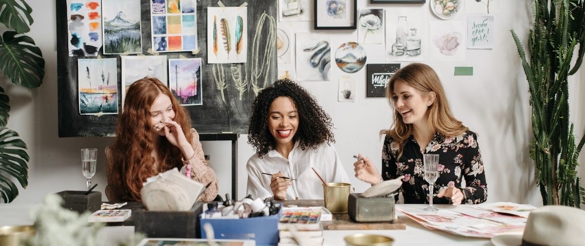 La plateforme de financement pour les créateurs Patreon annonce une nouvelle levée de 155M$ (131M€). 3 jeuens femmes dans un atelier