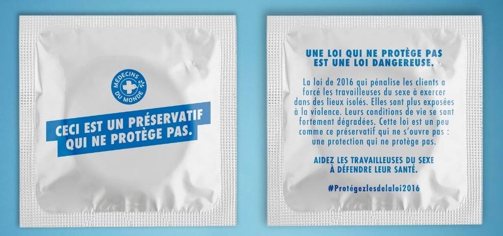 Préservatif avec les message suivants :  - Ceci est un préservatif qui ne protège pas -  et  - Une loi qui ne protège pas est une loi dangereuse - 