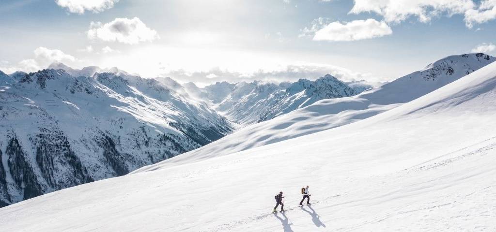 Deux personnes marchant dans la montagne