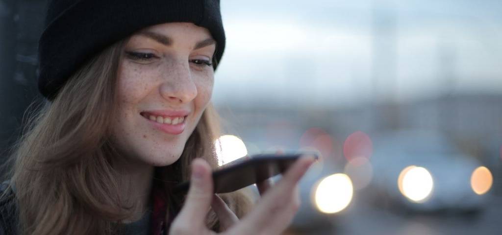 Jeune femme parlant à son téléphone