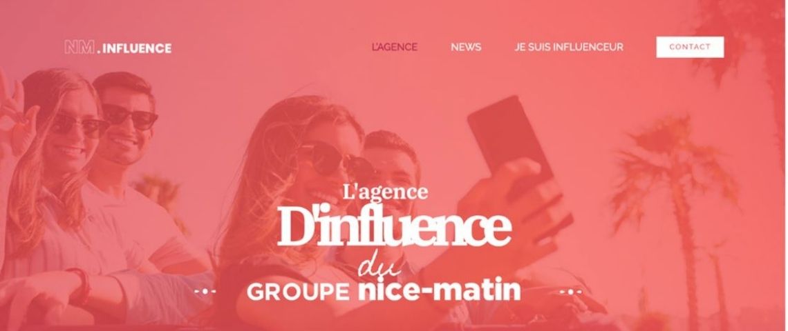 le groupe Nice-Matin poursuit sa diversification en lançant NM.Influence, agence de marketing d’influence qui met en lien annonceurs et influenceurs locaux un coupe danbs une voiture, se prenant en photo