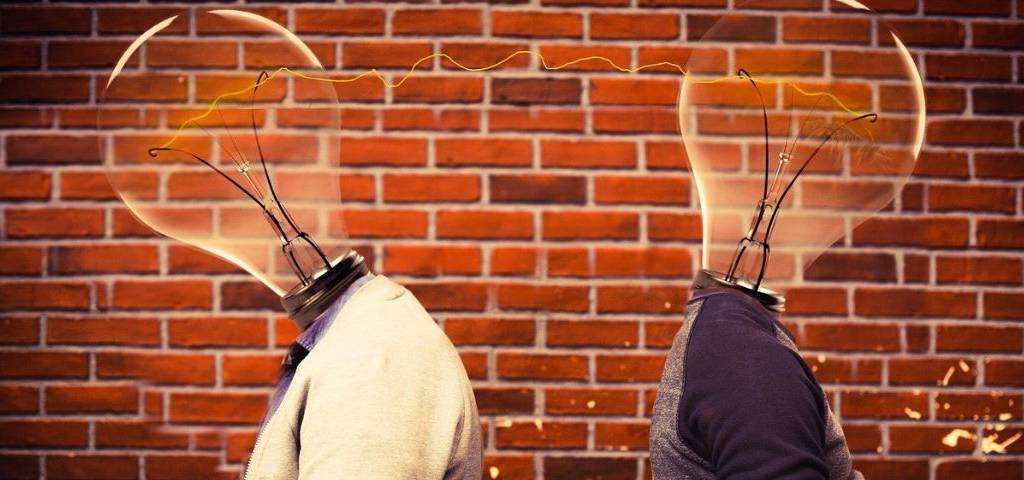 Deux personnes dos à dos, qui ont leur têtes remplacées par des ampoules, connectées entre elles