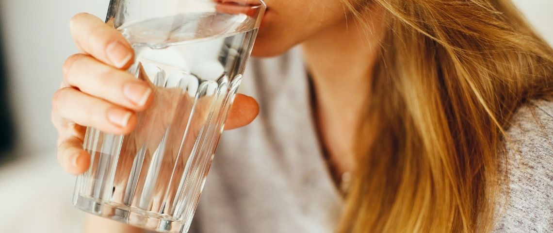 Le Service public de l’eau innove avec de nouveaux outils digitaux pour l’ensemble de ses consommateurs en Île-de-France Jeune femme buvant un verre d'eau