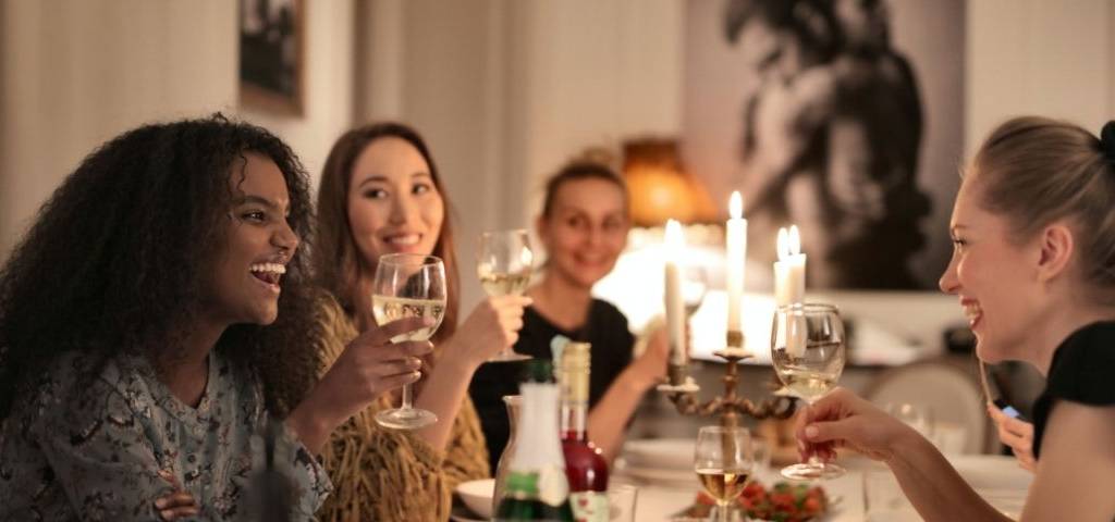 Jeunes femmes au restaurant