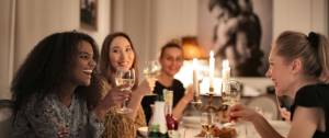 Jeunes femmes au restaurant