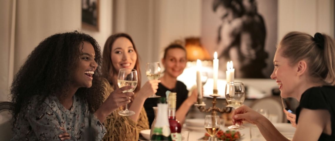 Les fondateurs de Big Mamma et Christine de Wendel lèvent 20 millions d’euros en seed pour lancer Sunday aux États-Unis et en Europe. Jeunes femmes au restaurant