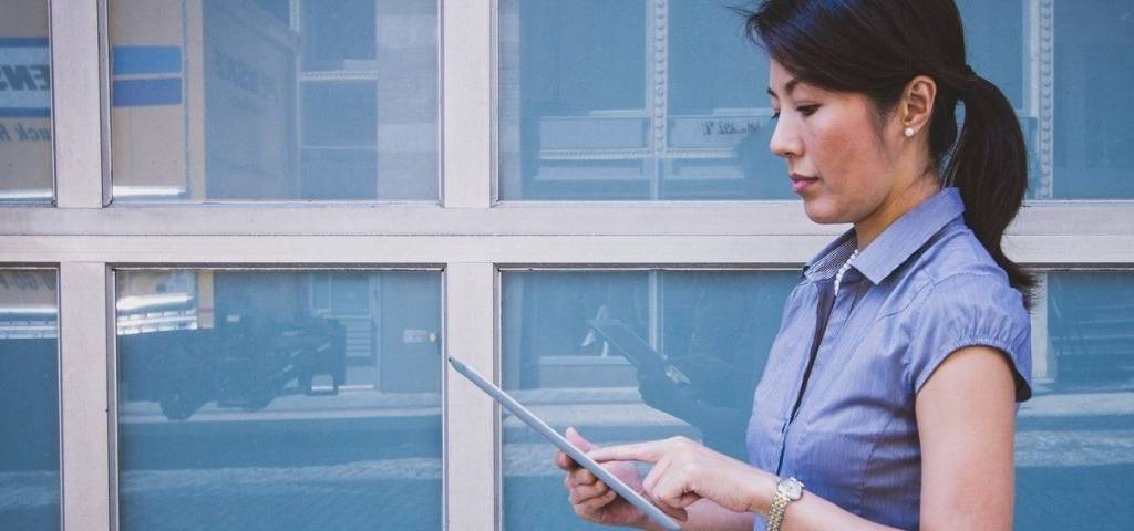 Femmes travaillant sur une tablette tactile