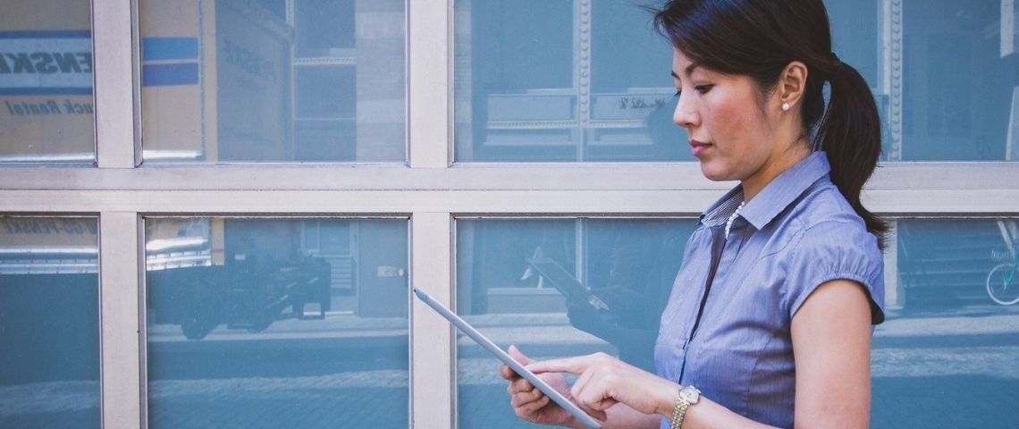 Chut!, magazine sur l'empowerment des femmes dans le numérique, lance un nouveau podcast « Toutes Rôles Modèles ». Femmes travaillant sur une tablette tactile