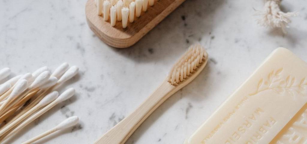 Produits d'hygiène : savon, brosse à dent, brosse, coton tige