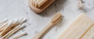 Produits d'hygiène : savon, brosse à dent, brosse, coton tige