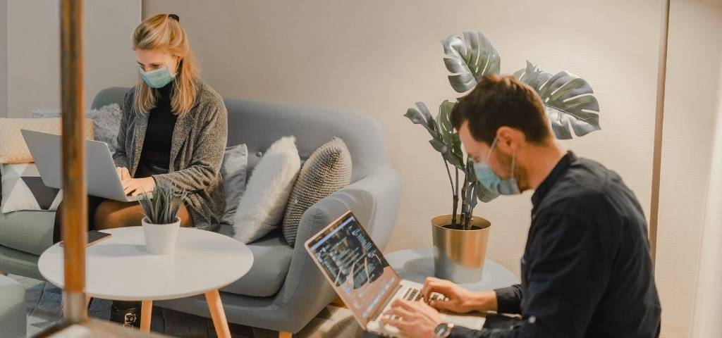 Intégrer un « product information management » : lequel et quel impact sur mon organisation ?  Deux personnes qui travaillent dans le même bureau