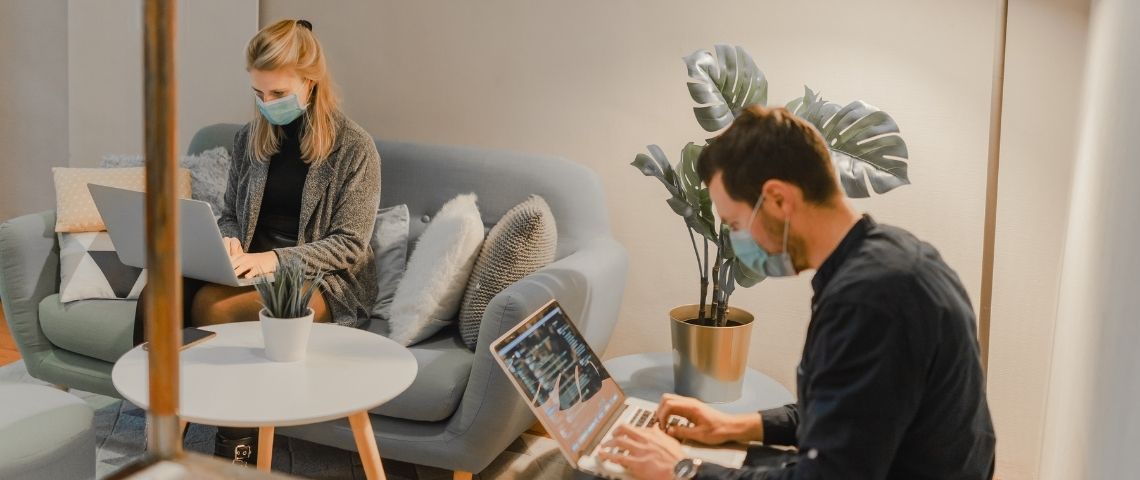 Intégrer un « product information management » : lequel et quel impact sur mon organisation ?  Deux personnes qui travaillent dans le même bureau