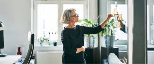 Une femme construit un budget