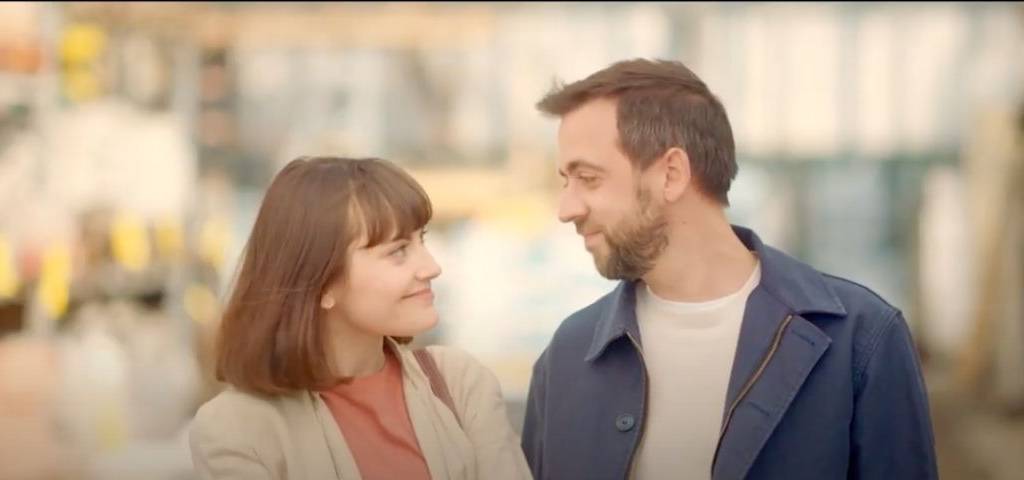 Une femme et un homme qui se regardent, ils ont l'air heureux