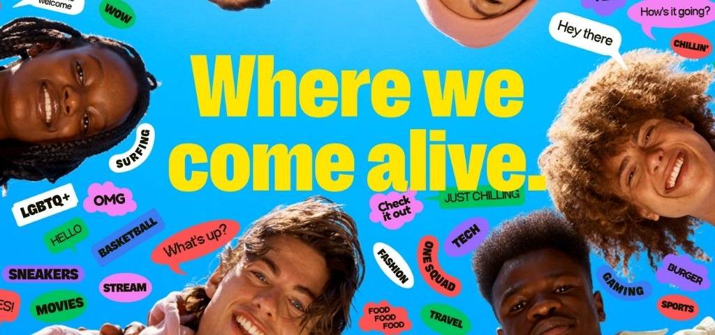 Des jeunes qui sourient - Affiche du réseau social Yubo