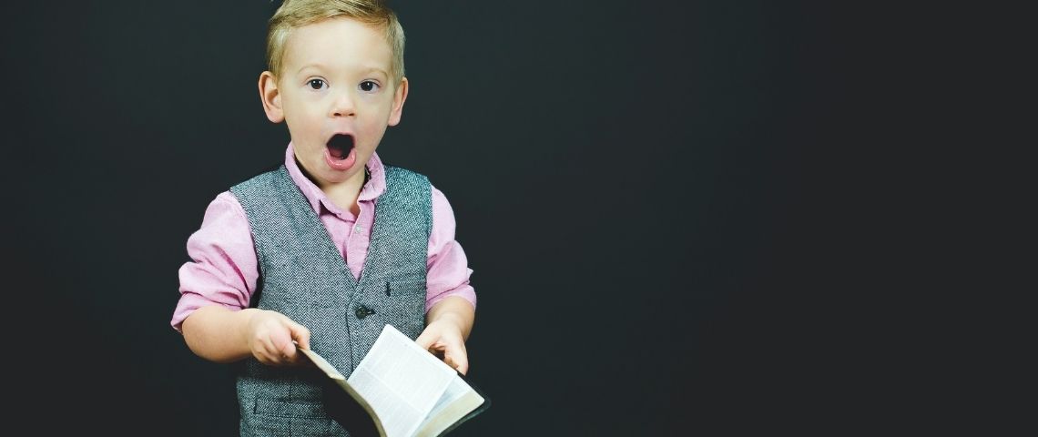 Felix-DeLire-litterature-education-apprentissage-web-serie Un enfant déguisé en adulte, importe un costume et tient un livre dans sa main