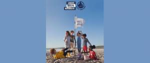 Campagne Petit Bateau - Enfants sur une plage autour d'un drapeau