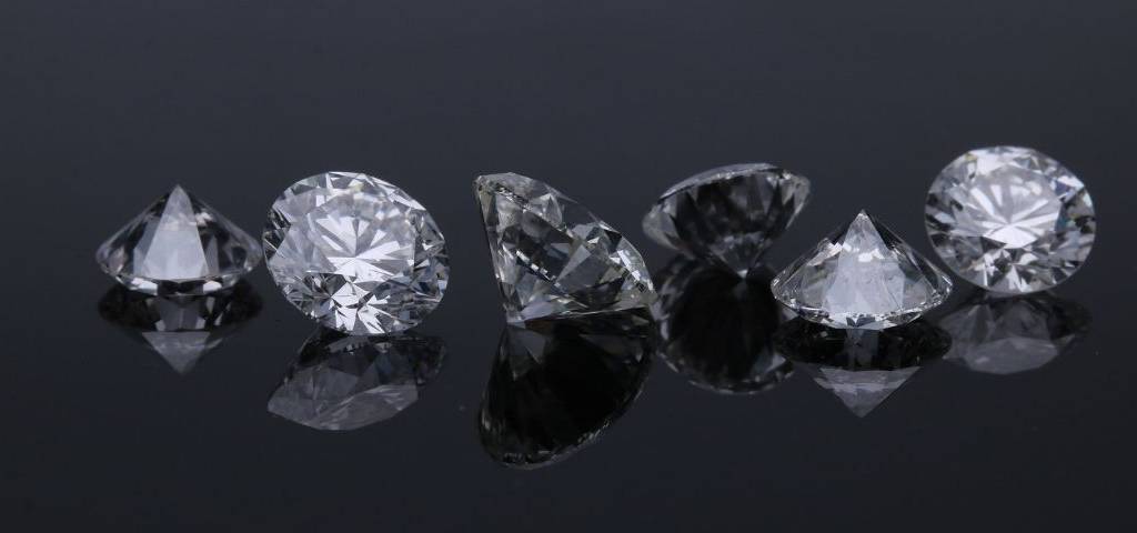 Six diamants sur fond noir