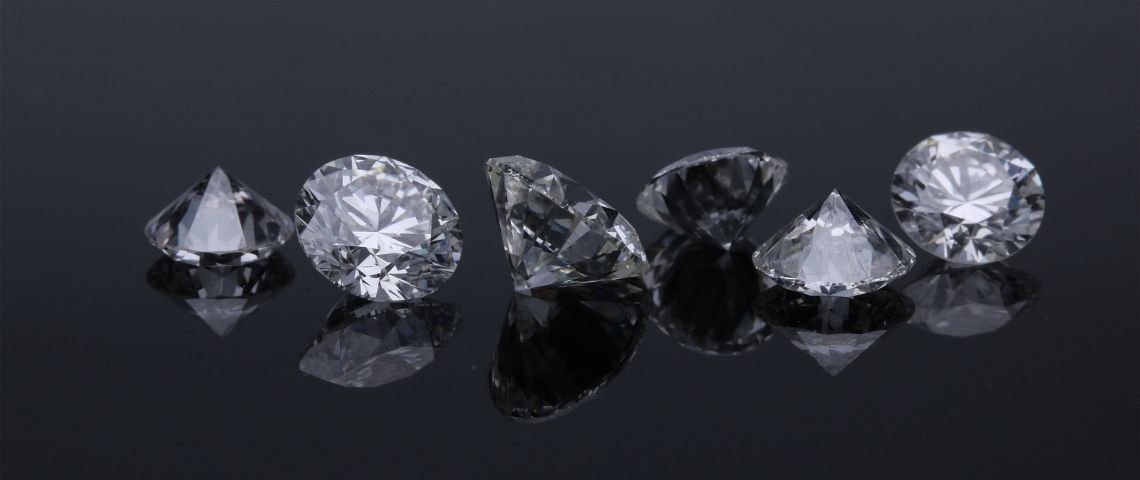 Pandora-diamant-mines-conditions-de-travail-DDH-pierres-laboratoire Six diamants sur fond noir
