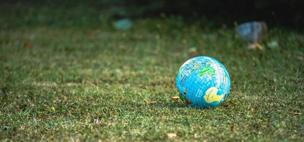 Le globe terrestre sous forme de ballon sur de l'herbe