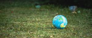 Le globe terrestre sous forme de ballon sur de l'herbe