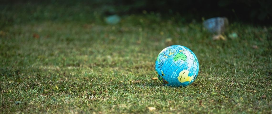 tech-for-good-incubateur-accelerateur-impact-positif-developpement-durable Le globe terrestre sous forme de ballon sur de l'herbe