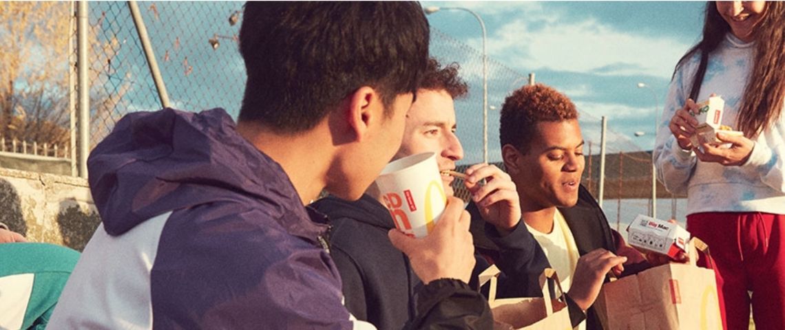 McDonald's-Nutri-score-junk-food-alimentation-évaluation-nutritionnelle Des jeunes qui mangent un MacDo