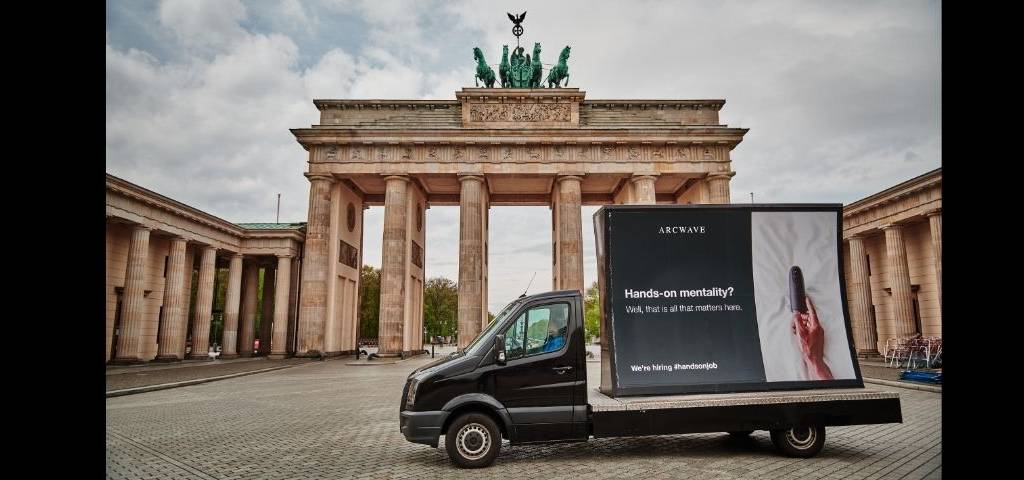 Une campagne Arcware affichée sur un camion dans une rue