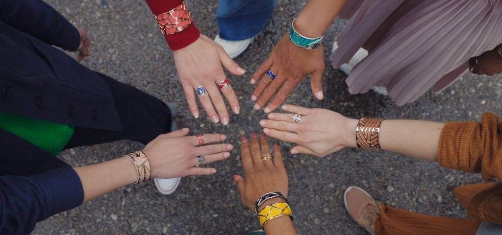 Campagne Les Georgettes - 5 mains qui portent les bijoux de la marque