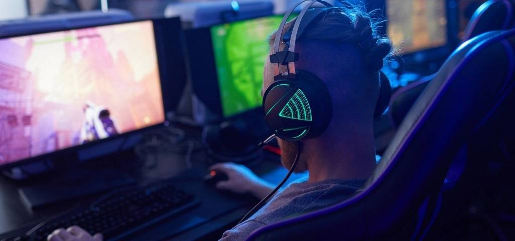 Un homme qui joue aux jeux vidéo