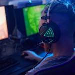 Un homme qui joue aux jeux vidéo