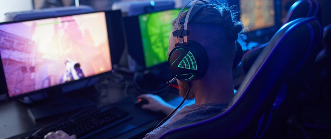 Crédit-Agricole-e-sport-Globe-trotter-place-Map-des-gamers-en-ile-de-france Un homme qui joue aux jeux vidéo