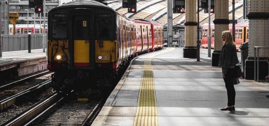 Un train qui arrive dans sa voie, une femme attend