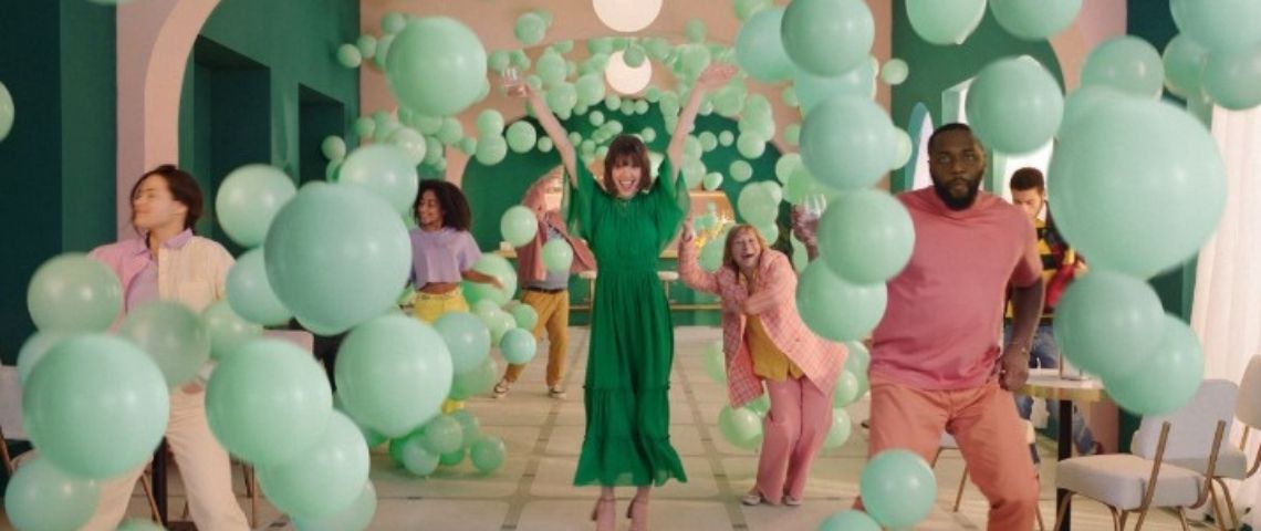 Badoit-Betc-campagne-de-communication-publicité Une fête, une femme au milieu, ils semblent tous heureux, il y a des ballons partout