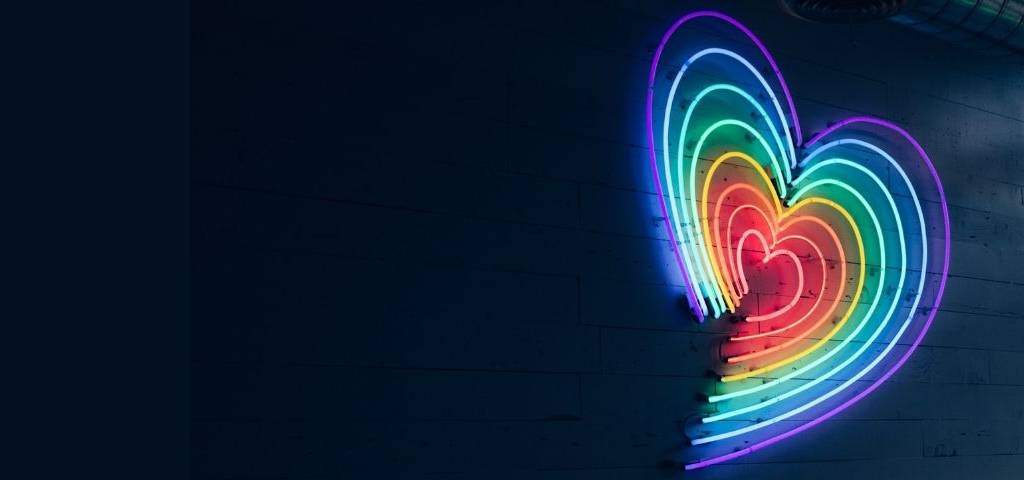 Néons en forme de coeur. Couleurs de l'arc-en-ciel