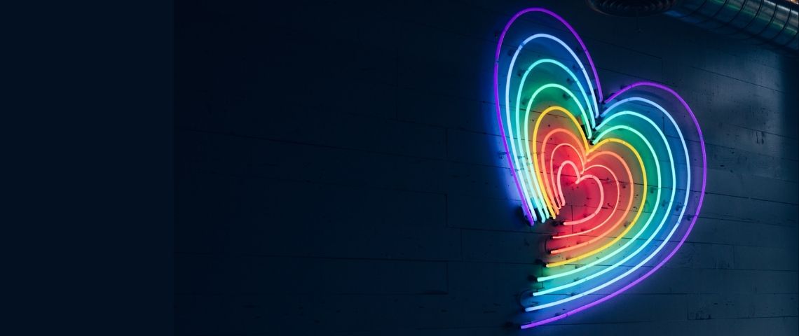 Journee-mondiale-contre-lhomophobie-lovehasnodefintion-Woo-LGBT-campagne Néons en forme de coeur. Couleurs de l'arc-en-ciel