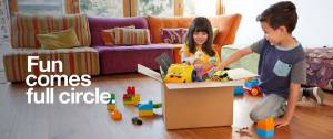 Des enfants qui mettent des jouets dans un carton