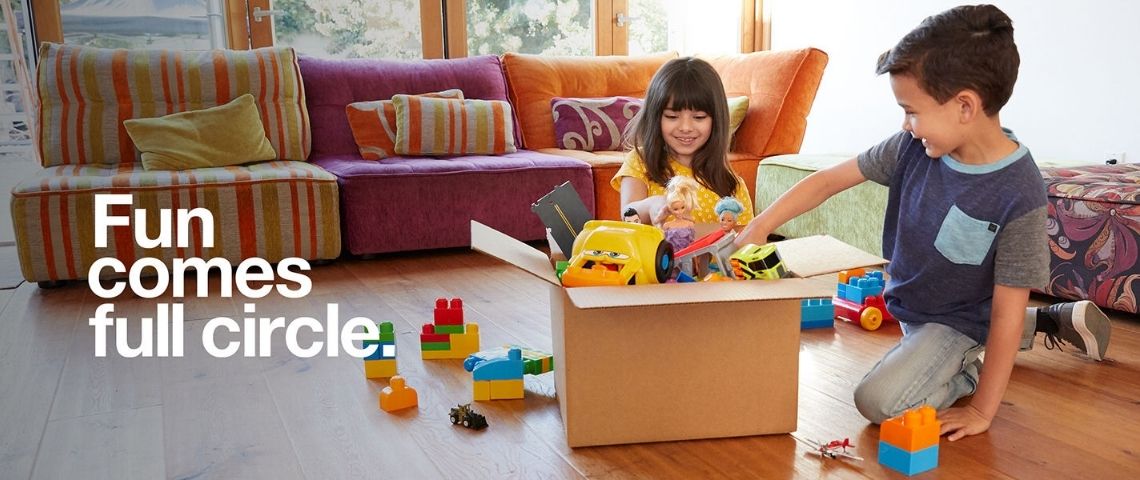 Mattel-jouets-recyclage-collecte-MattelPlayBack-economie-circulaire-enfants-jeunesse-consommation Des enfants qui mettent des jouets dans un carton