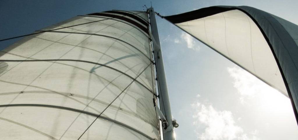 Voiles d'un bateau vues d'en bas