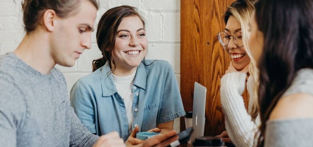 Comment trouver le bonheur et l’enthousiasme en communication ? Des gens qui rient