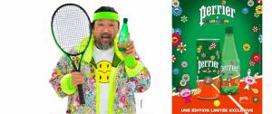 Takashi Murakami qui tient une bouteille de Perrier. Il est habillé en Tennis man (version Murakami, avec des fleurs colorées)
