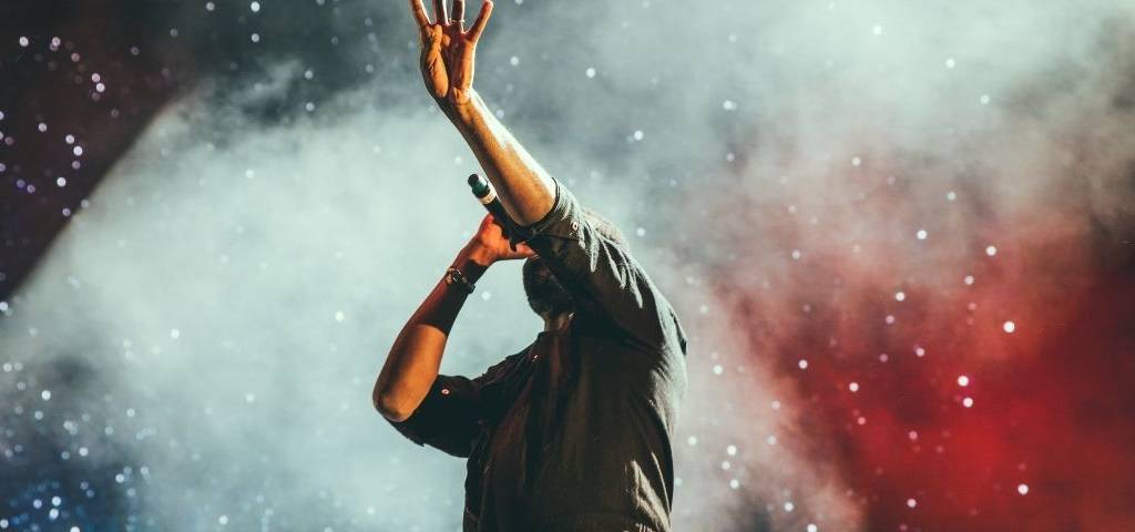 Un chanteur en concert