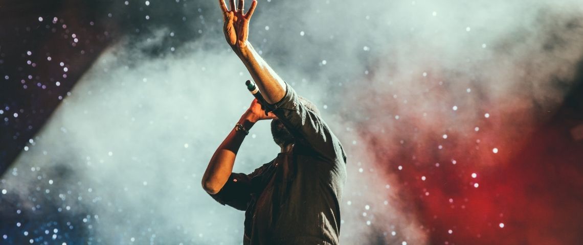 the-artists-corner-market-place-article-secteur-musical-musique Un chanteur en concert