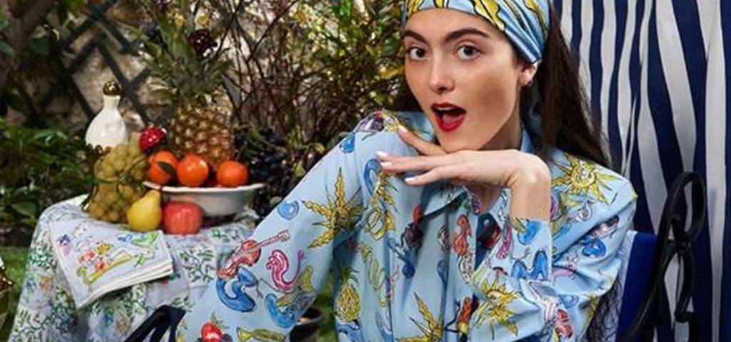 Une femme qui pose. Elle est habillée avec des vêtements a motifs