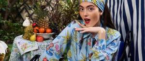 Une femme qui pose. Elle est habillée avec des vêtements a motifs