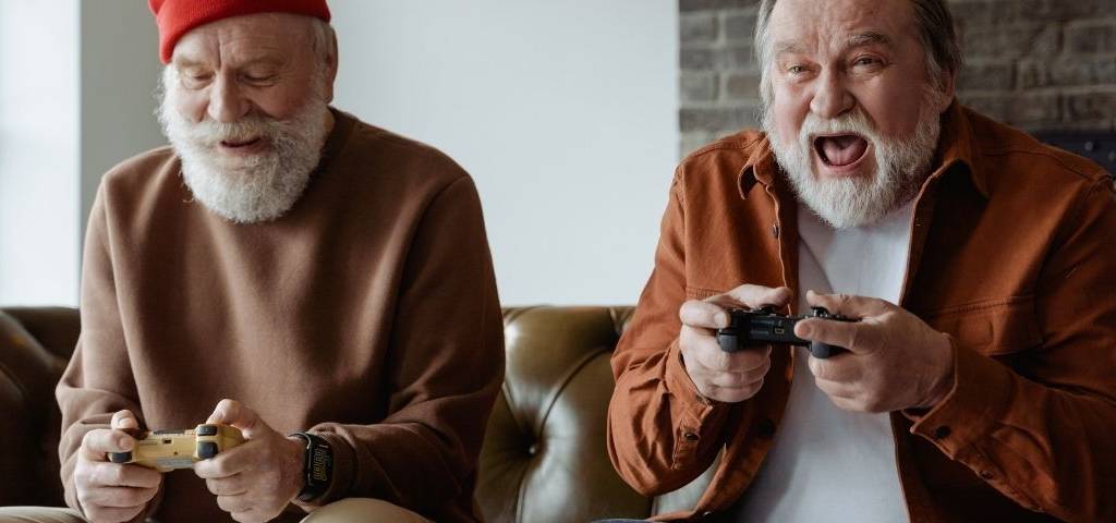 Deux hommes seniors qui jouent à des jeux vidéo