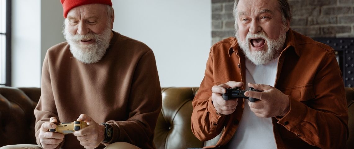 E-sport-Macif-Silver-Geek-bien-vieillir-compétition-jeux-vidéo-seniors-service-civique Deux hommes seniors qui jouent à des jeux vidéo