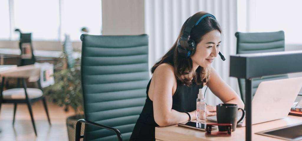 Linkedin ads : comment dépenser moins, mais mieux !  Une femme devant un ordinateur