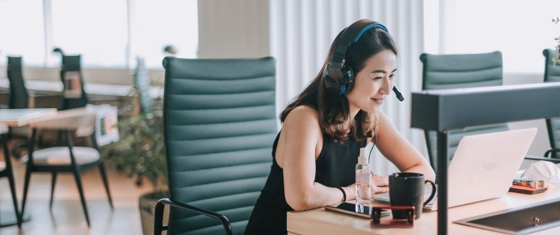 Linkedin ads : comment dépenser moins, mais mieux ! Une femme devant un ordinateur